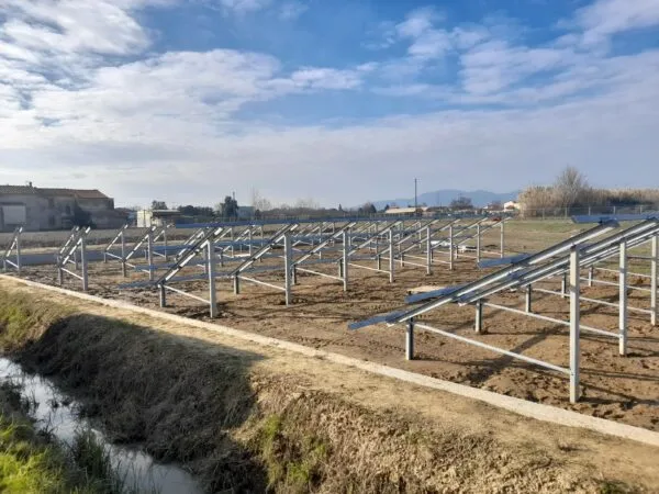 Campo fotovoltaico a terra realizzato da Glayx per Ecopol – impianto su area industriale