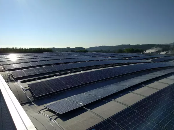 Vista dell’impianto fotovoltaico su industria cartaria realizzato da Glayx per l’autoconsumo energetico - il caso Cartiere Carrara