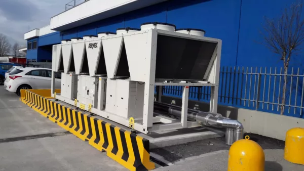 Unità di condizionamento industriale riqualificata con sistema ad alta efficienza da Glayx. Impianti HVAC industria.