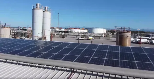 Impianto fotovoltaico installato su edificio industriale chimico Laviosa a Livorno – progetto Glayx