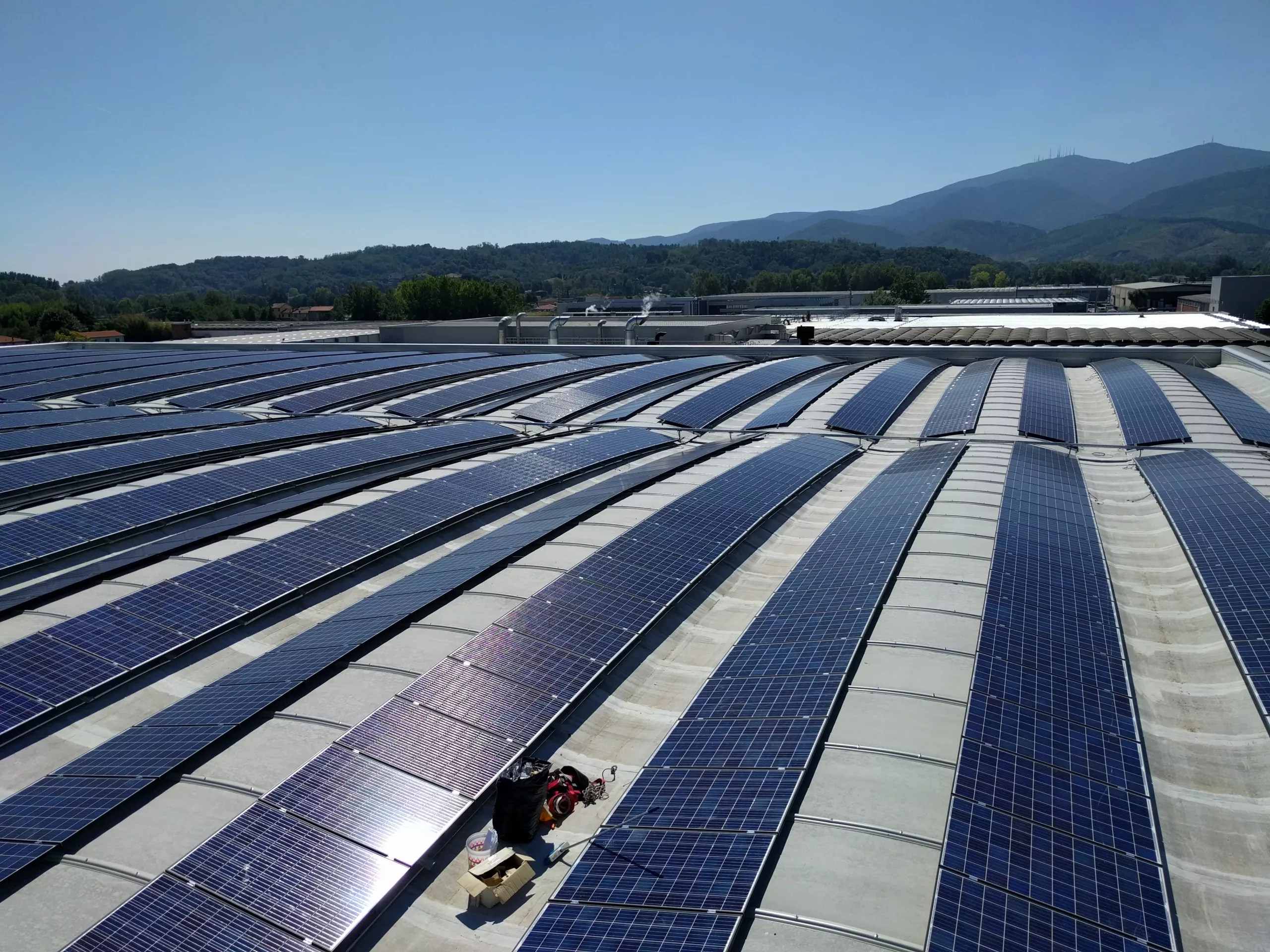Vista dell’impianto fotovoltaico su industria cartaria realizzato da Glayx per l’autoconsumo energetico - il caso Cartiere Carrara