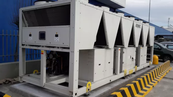 Unità di condizionamento industriale riqualificata con sistema ad alta efficienza da Glayx. Impianti HVAC industria.