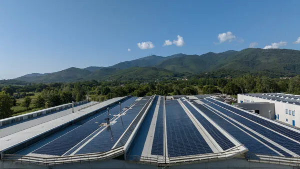 Pannelli solari su copertura della cartiera Bartoli – progetto fotovoltaico per industria cartaria realizzato da Glayx