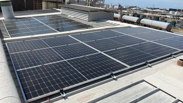 Impianto fotovoltaico installato su edificio industriale chimico Laviosa a Livorno – progetto Glayx
