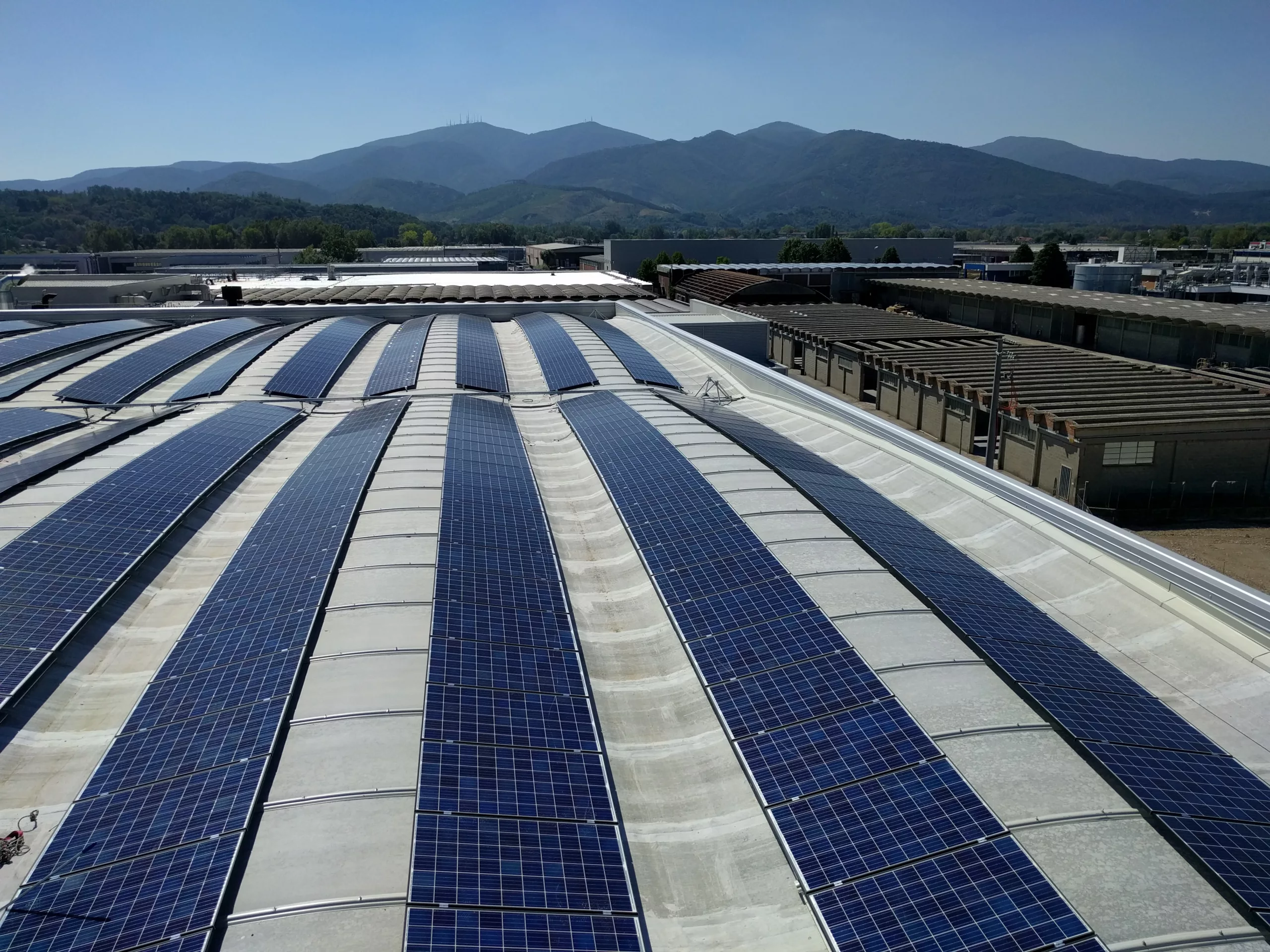 Vista dell’impianto fotovoltaico su industria cartaria realizzato da Glayx per l’autoconsumo energetico - il caso Cartiere Carrara