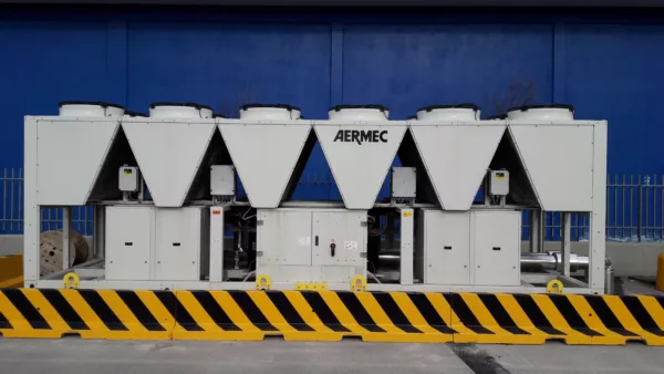Unità di condizionamento industriale riqualificata con sistema ad alta efficienza da Glayx. Impianti HVAC industria.