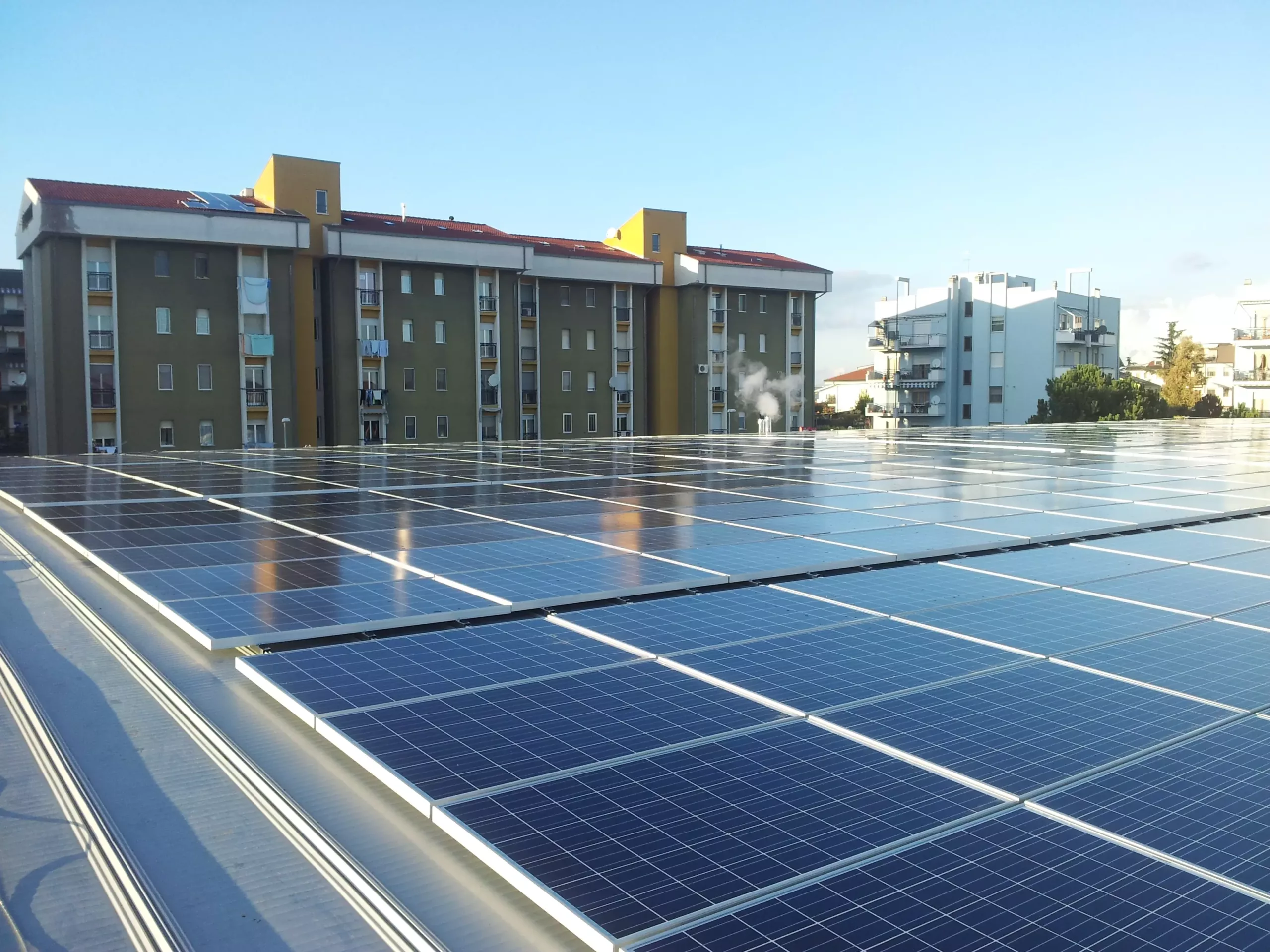 Installazione fotovoltaico su impianto sportivo wellness a cura di Glayx