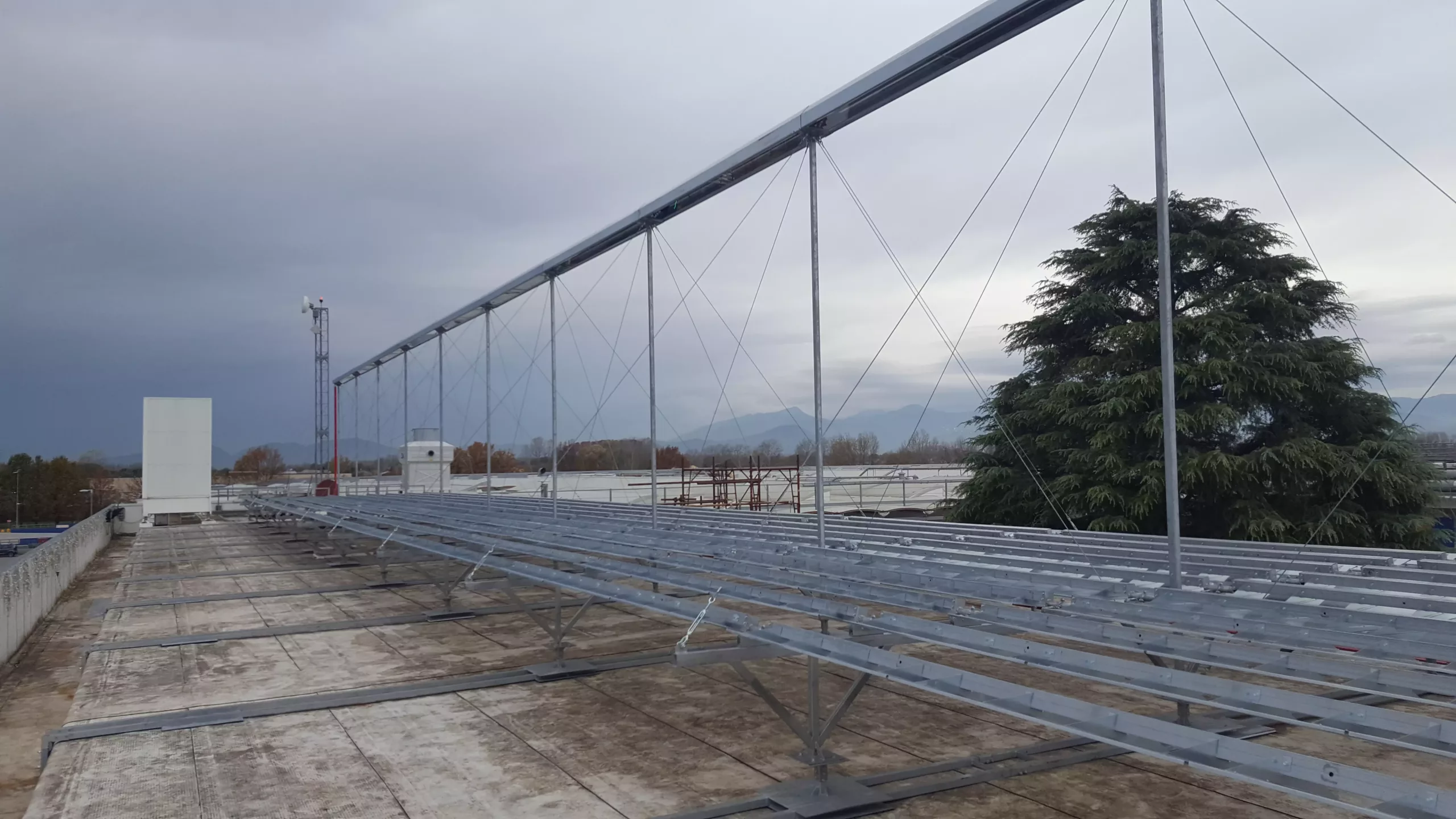 Struttura da 125 m² per impianto di solar cooling nel sito industriale Sofidel – progetto Glayx