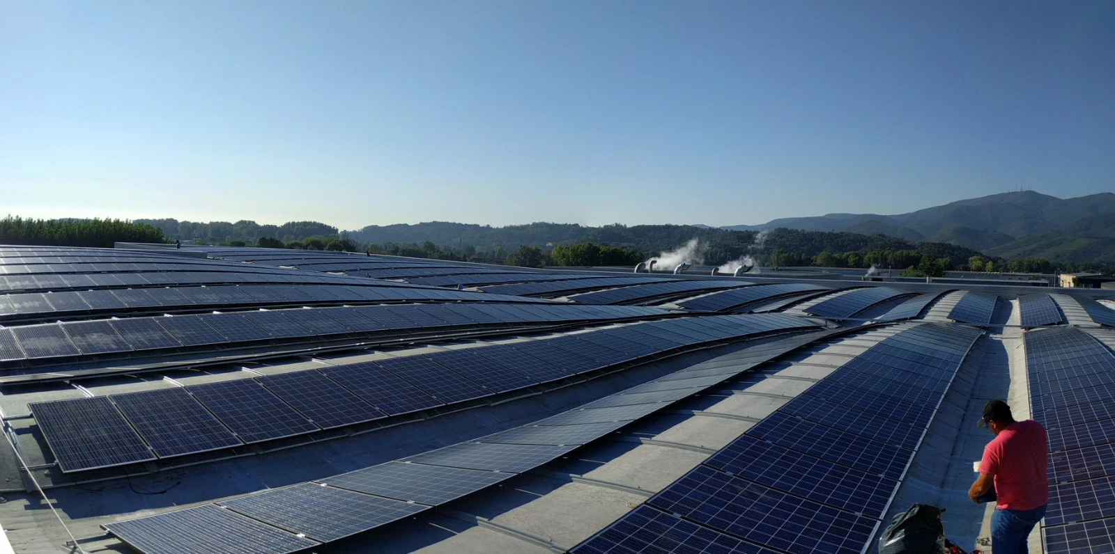 Vista dell’impianto fotovoltaico su industria cartaria realizzato da Glayx per l’autoconsumo energetico - il caso Cartiere Carrara