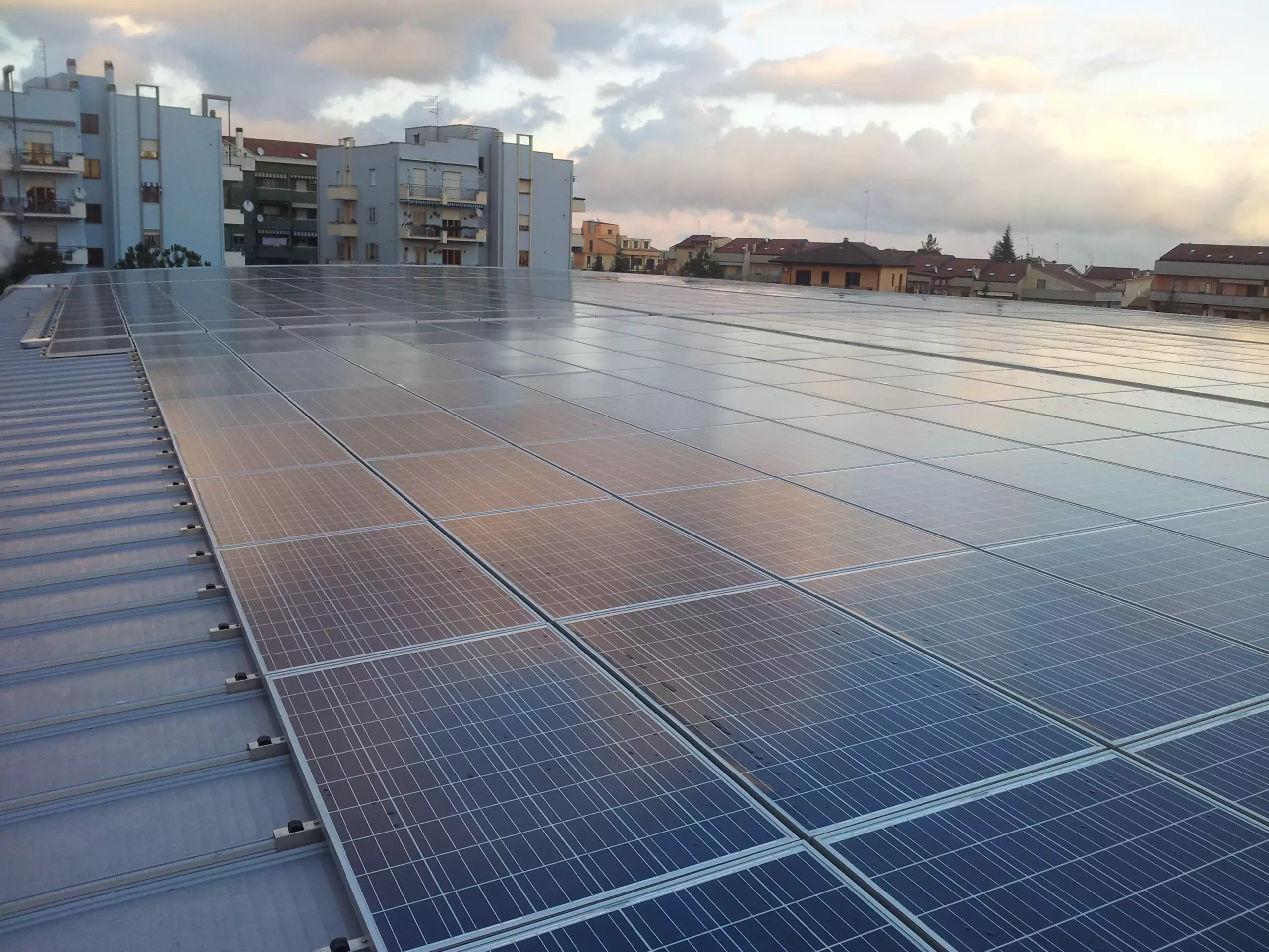 Installazione fotovoltaico su impianto sportivo wellness a cura di Glayx