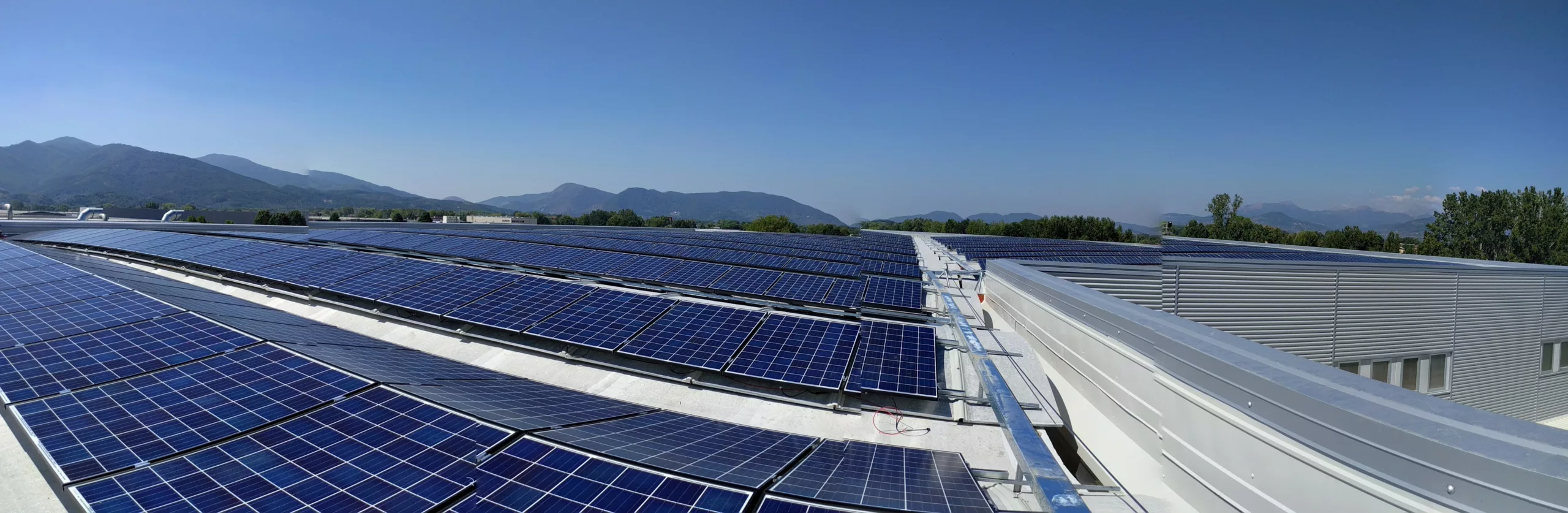 Vista dell’impianto fotovoltaico su industria cartaria realizzato da Glayx per l’autoconsumo energetico - il caso Cartiere Carrara