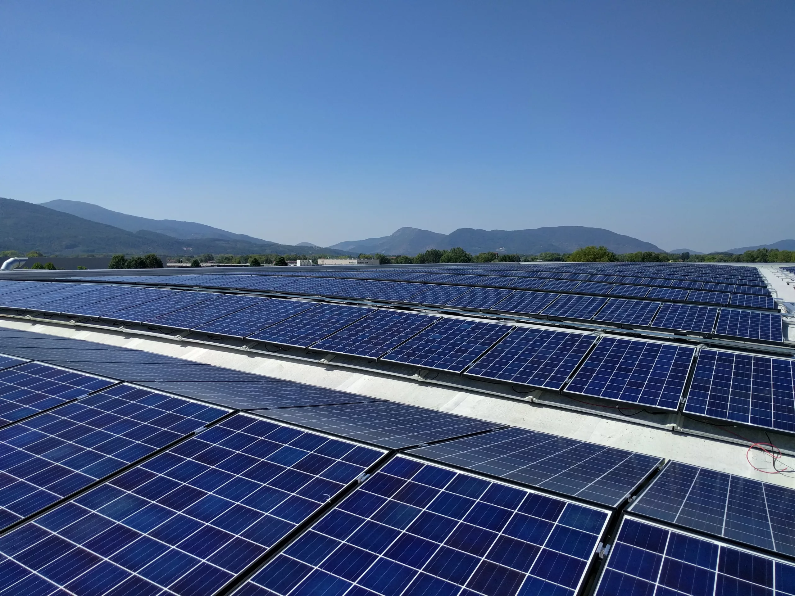 Vista dell’impianto fotovoltaico su industria cartaria realizzato da Glayx per l’autoconsumo energetico - il caso Cartiere Carrara