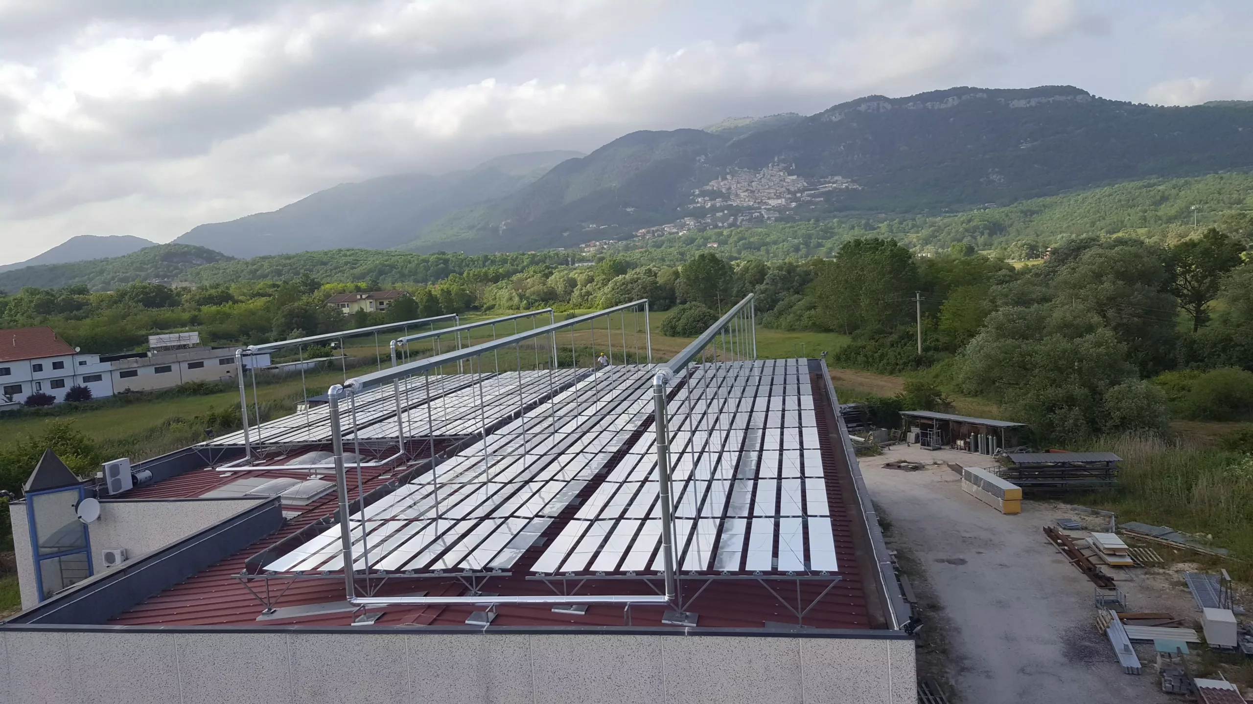 Impianto solar cooling da 600 m² progettato e installato da Glayx per raffrescamento sostenibile