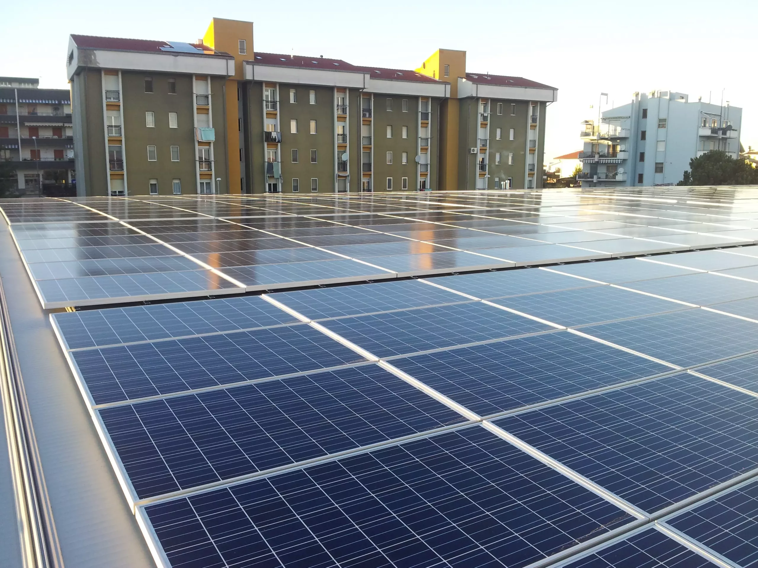 Installazione fotovoltaico su impianto sportivo wellness a cura di Glayx