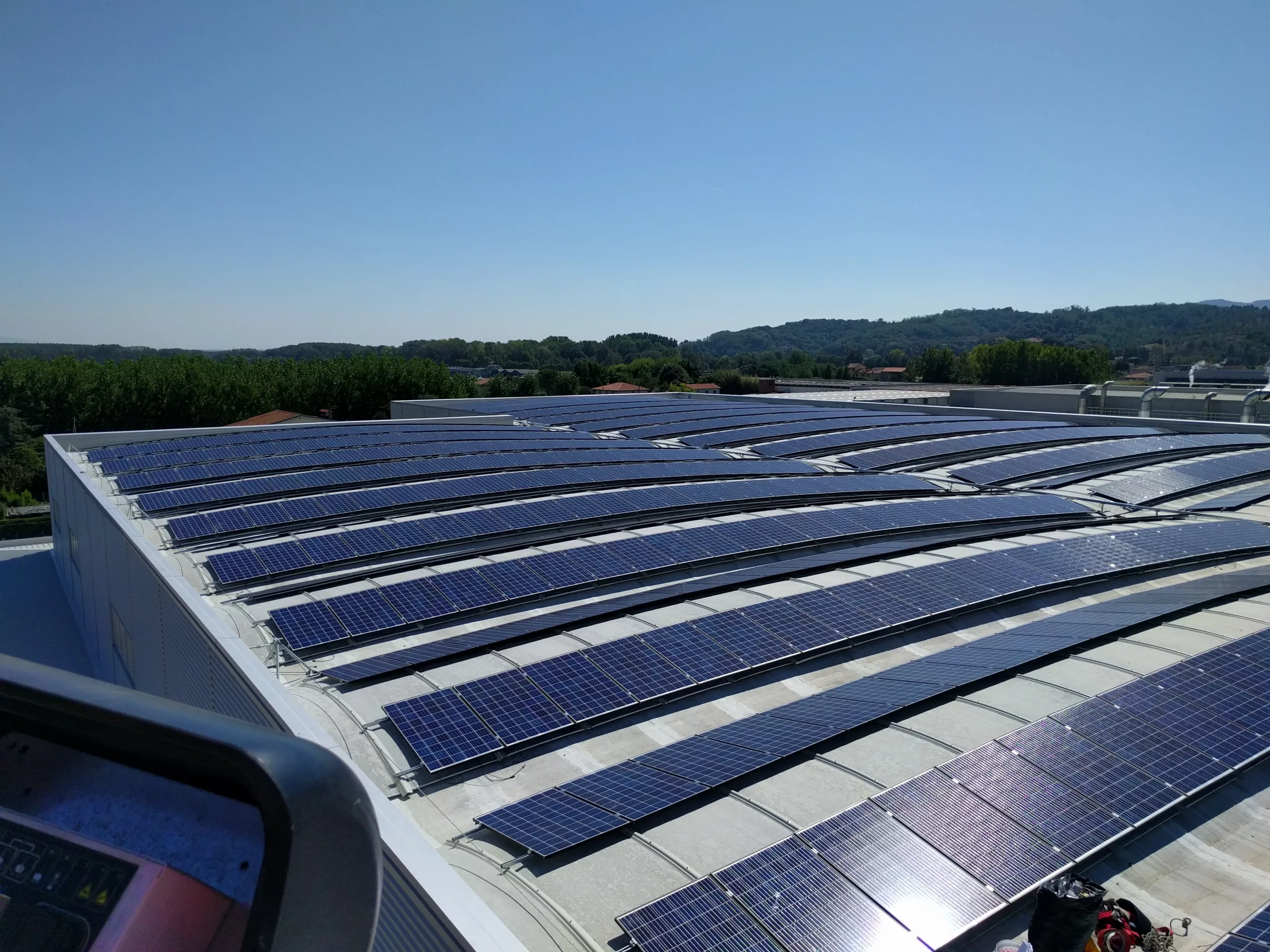Vista dell’impianto fotovoltaico su industria cartaria realizzato da Glayx per l’autoconsumo energetico - il caso Cartiere Carrara