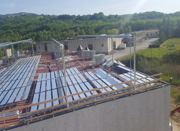 Impianto di Solar-Cooling con sistema solare a concentrazione ThermeX e frigorifero ad assorbimento di potenza 125 kW.