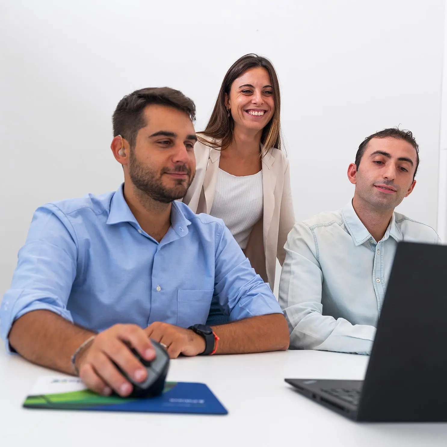 Glayx lavora con noi. Persone del team Glayx al lavoro, immagine simbolica della cultura aziendale e delle carriere aperte