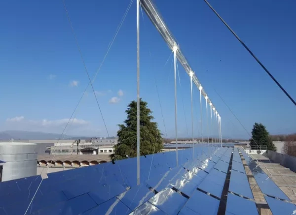 Impianto di solar cooling da 125 m2 Impianto di Solar-Cooling per Sofidel con sistema solare a concentrazione ThermeX e frigorifero ad assorbimento di potenza 125 kW.