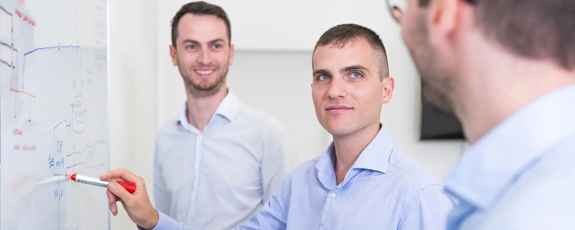 Team Glayx – Esperti in soluzioni energetiche integrate e digitalizzazione degli impianti. Tecnico Glayx durante audit per diagnosi energetica e certificazione ISO 50001 in impianto industriale