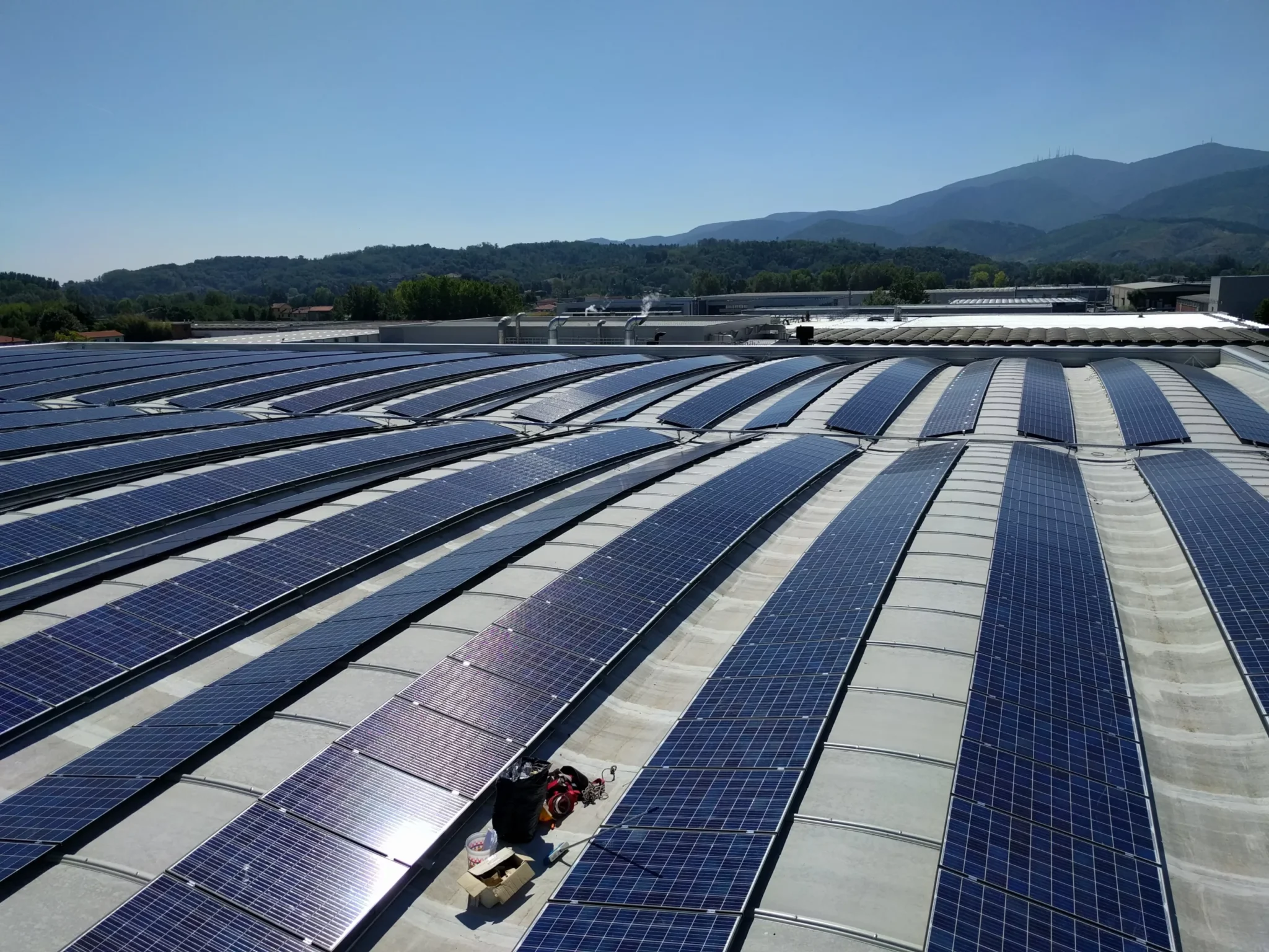 Vista dell’impianto fotovoltaico su industria cartaria realizzato da Glayx per l’autoconsumo energetico - il caso Cartiere Carrara