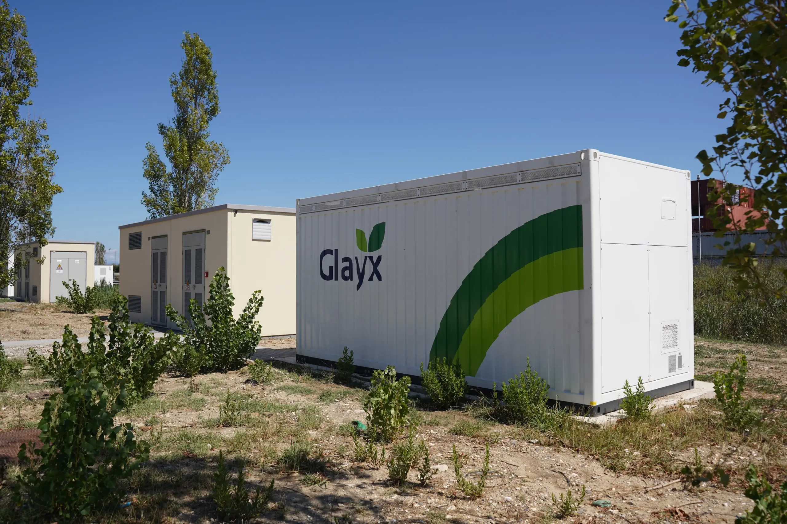Container di accumulo con marchio Glayx e cabine elettriche dell’impianto BESS Interporto 2-3