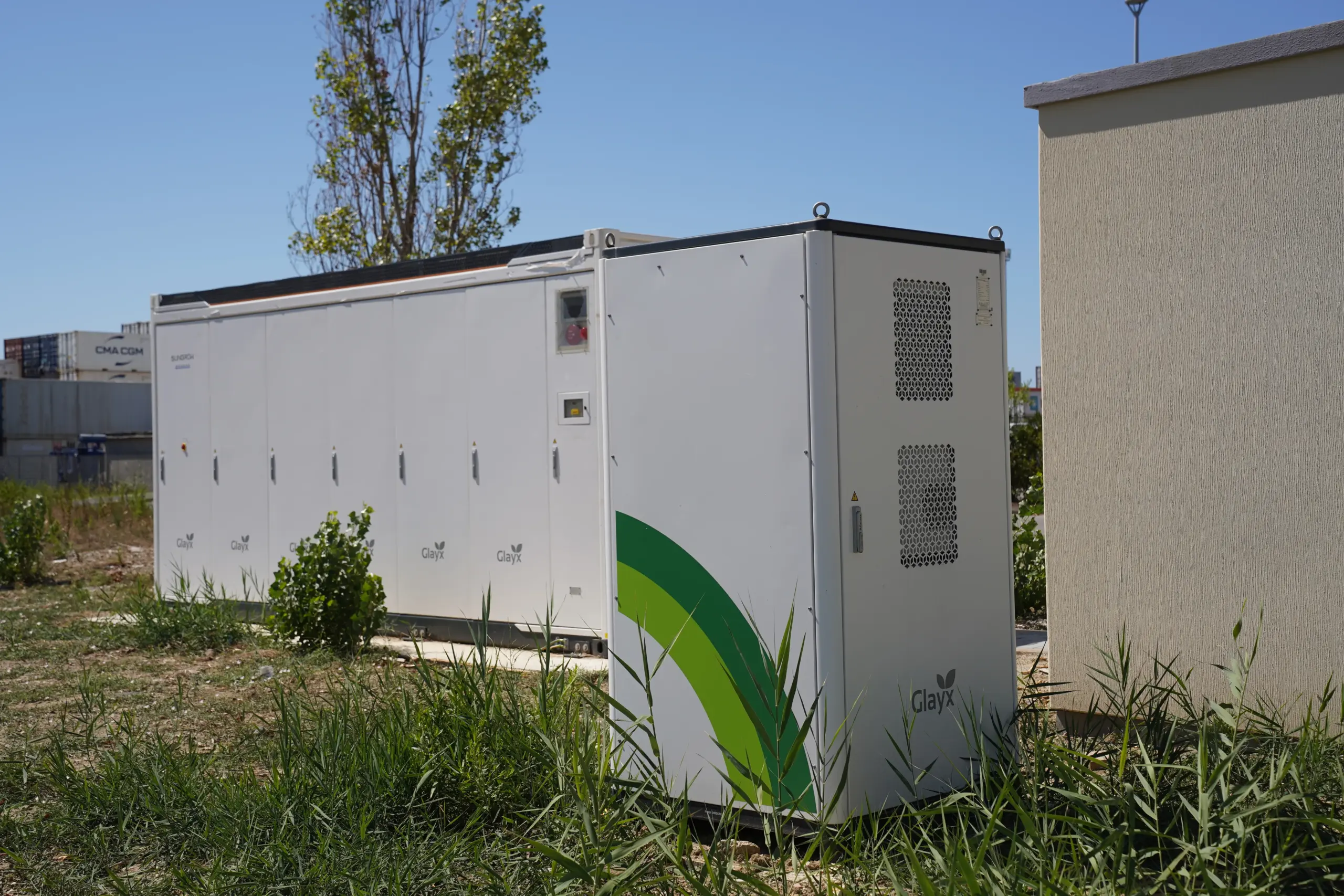 Container delle batterie e armadio con marchio Glayx nell’impianto BESS Interporto 2-3